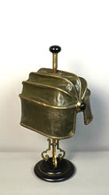 Charger l&#39;image dans la galerie, Lampe Victorienne avec abat-jour en cuire aux petits fers fin XIXe
