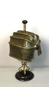Lampe Victorienne avec abat-jour en cuire aux petits fers fin XIXe