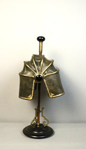 Lampe Victorienne avec abat-jour en cuire aux petits fers fin XIXe