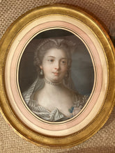 Charger l&#39;image dans la galerie, Portrait de jeune femme au collier de perles - Suiveur de Francois Boucher - Epoque XVIIIe - Pastel
