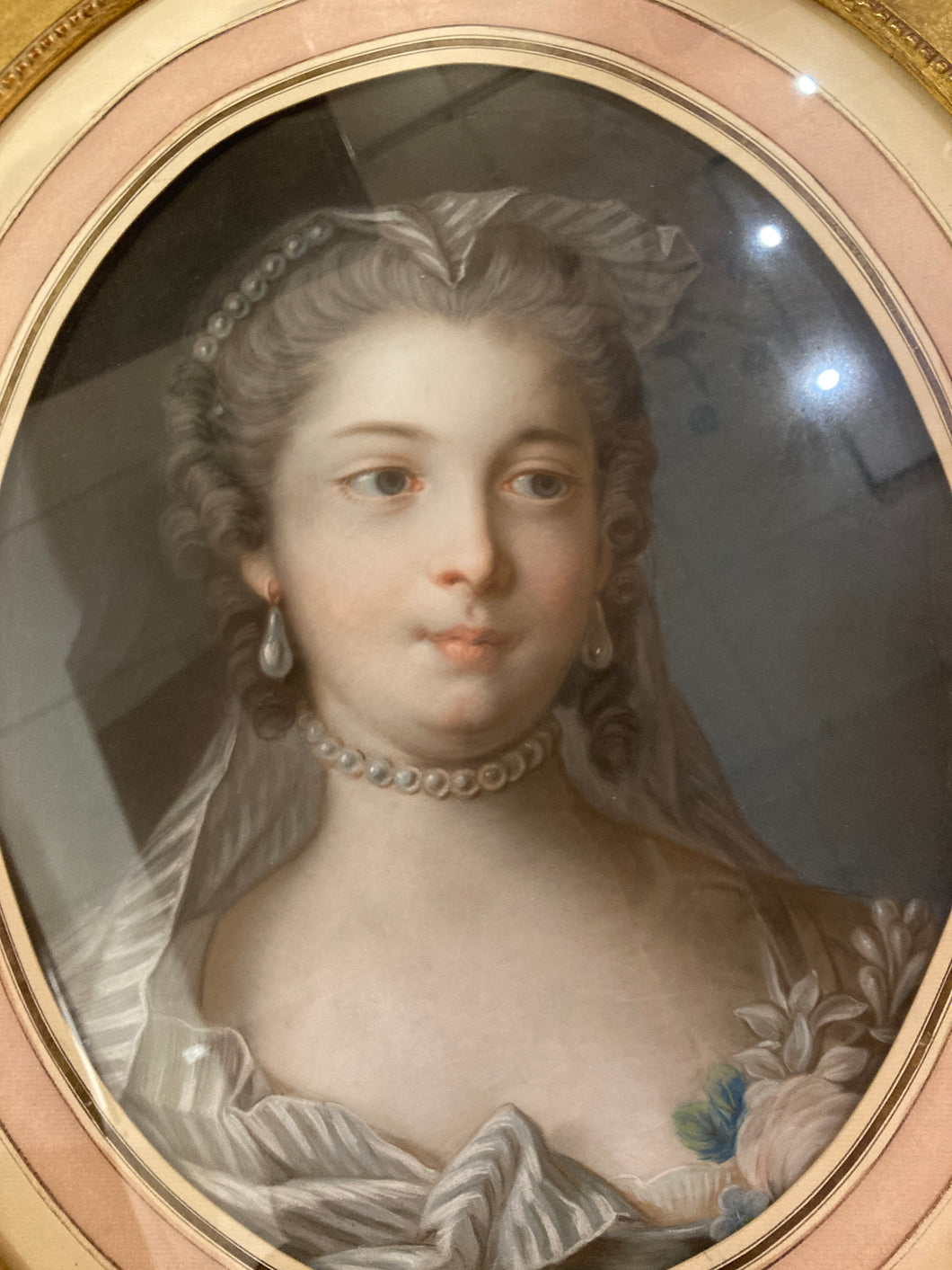 Portrait de jeune femme au collier de perles - Suiveur de Francois Boucher - Epoque XVIIIe - Pastel