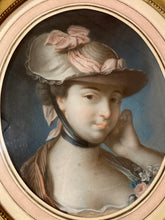 Charger l&#39;image dans la galerie, Portrait de jeune Femme Au Chapeau - Suiveur de Francois Boucher - Epoque XVIIIe - Pastel
