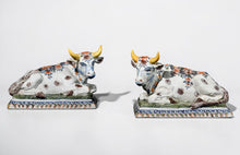 Charger l'image dans la galerie, Paire de vaches couchées en faïence polychrome de Delft, Ep. XVIIIe siècle

