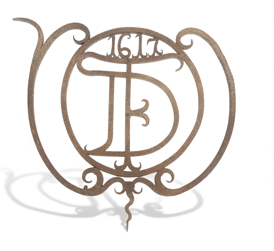 Élément architectural en fer forgé, décor de rinceaux ajourés, monogramme FD, 1617