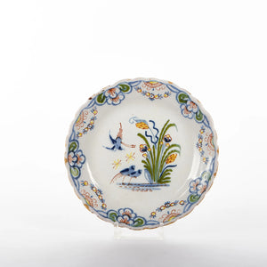 LILLE Assiette en faïence à décor polychrome aux perdrix et fleurs. 18ème siècle.